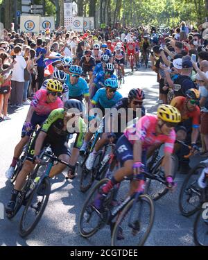 Lyon, Frankreich. September 2020. Radfahrer, die an der 14. Etappe der Tour de France 2020 teilnehmen, fahren durch das Viertel Croix-Rousse in Lyon. Quelle: James Colburn/ZUMA Wire/Alamy Live News Stockfoto