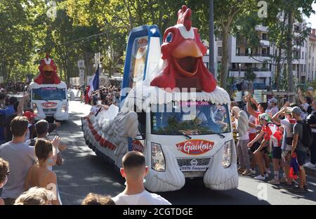 Lyon, Frankreich. September 2020. Tour Sponsoren Fahrzeuge reisen vor Radfahrern, die an der 14. Etappe der Tour De France 2020 durch das Viertel Croix-Rousse in Lyon teilnehmen. Quelle: James Colburn/ZUMA Wire/Alamy Live News Stockfoto