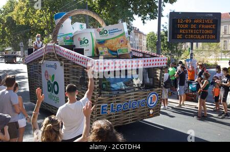 Lyon, Frankreich. September 2020. Tour Sponsor Fahrzeuge reisen vor Radfahrern, die an der 14. Etappe der Tour De France 2020 durch das Viertel Croix-Rousse in Lyon teilnehmen. Quelle: James Colburn/ZUMA Wire/Alamy Live News Stockfoto