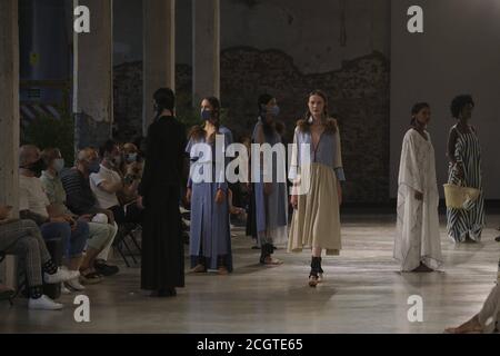 Madrid, Spanien. September 2020. Ein Model geht auf der Pilar Dalbatmodenschau während der Fashion Week Madrid Frühjahr/Sommer 2021 in Matadero de Madrid am 12. September 2020 in Madrid, Spanien. Quelle: CORDON PRESS/Alamy Live News Stockfoto