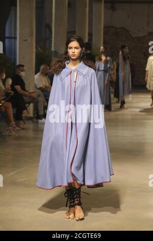 Madrid, Spanien. September 2020. Ein Model geht auf der Pilar Dalbatmodenschau während der Fashion Week Madrid Frühjahr/Sommer 2021 in Matadero de Madrid am 12. September 2020 in Madrid, Spanien. Quelle: CORDON PRESS/Alamy Live News Stockfoto