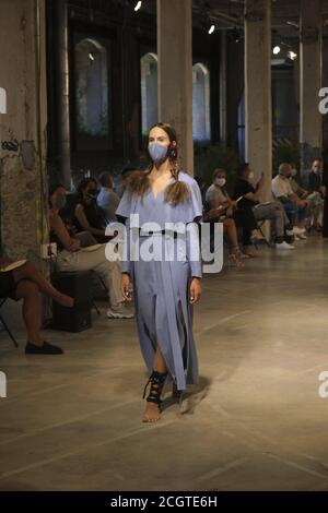 Madrid, Spanien. September 2020. Ein Model geht auf der Pilar Dalbatmodenschau während der Fashion Week Madrid Frühjahr/Sommer 2021 in Matadero de Madrid am 12. September 2020 in Madrid, Spanien. Quelle: CORDON PRESS/Alamy Live News Stockfoto