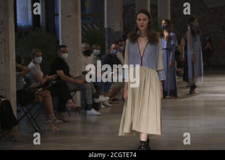 Madrid, Spanien. September 2020. Ein Model geht auf der Pilar Dalbatmodenschau während der Fashion Week Madrid Frühjahr/Sommer 2021 in Matadero de Madrid am 12. September 2020 in Madrid, Spanien. Quelle: CORDON PRESS/Alamy Live News Stockfoto