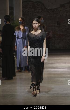 Madrid, Spanien. September 2020. Ein Model geht auf der Pilar Dalbatmodenschau während der Fashion Week Madrid Frühjahr/Sommer 2021 in Matadero de Madrid am 12. September 2020 in Madrid, Spanien. Quelle: CORDON PRESS/Alamy Live News Stockfoto