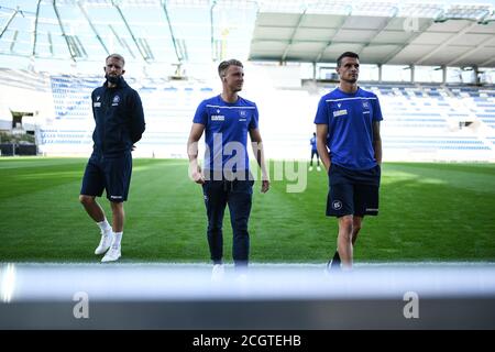 Karlsruhe, Deutschland. September 2020. Philipp Hofmann (KSC), Marco Thiede (KSC) und Philip Heise (KSC). GES/Football/DFB-Pokal: Karlsruher SC - Union Berlin, 09/12/2020 Fußball/Fußball: DFB-Cup: KSC vs Union Berlin, Standort, 12. September 2020 Quelle: dpa/Alamy Live News Stockfoto