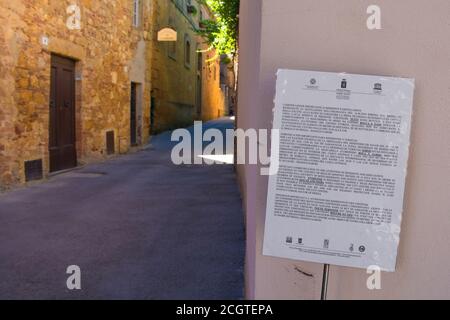 Pienza, Italien - 6. September 2020. COVID-19 Info-Schild außerhalb des historischen Zentrums von Pienza in der Toskana, Italien. Das Schild warnt davor, dass Masken zwanghaft sind Stockfoto