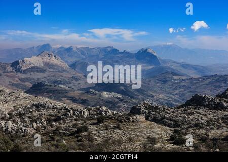 El Torcal de Antequera ist ein Naturschutzgebiet in der Sierra del Torcal Bergkette im Süden der Stadt Antequera. Es ist Karstlandschaft. Stockfoto