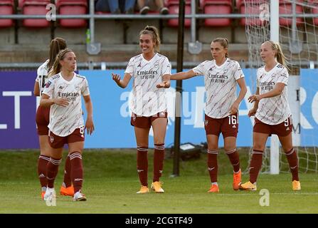 Arsenals Jill Roord (Mitte) feiert das fünfte Tor ihrer Mannschaft mit Teamkollegen während des Barclays FA WSL-Spiels im Chigwell Construction Stadium, London. Stockfoto