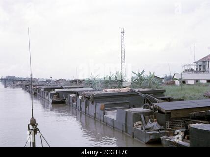 Vietnamkrieg US ARMY / United States Army Leichte Feldhaubitze M102 105 mm - Vietnam war Aritillery Barge Leight Howitzer M102 105 mm / 4.1 Zoll Stockfoto