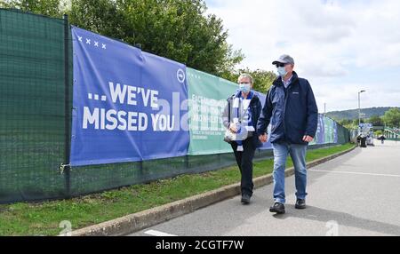 Die Fans kommen während des Pre Season Freundschaftsspiel zwischen Brighton und Hove Albion Chelsea im Amex Stadium , Brighton , 29. August 2020 zurück zum Amex. Das Spiel wird auch als Testevent verwendet, um Fans wieder in Live-Sportveranstaltungen in England mit 2500 Fans zu bringen Stockfoto
