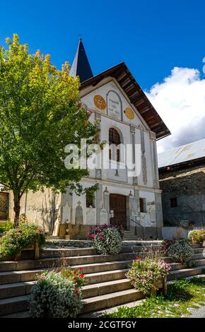 Kirche und alte Gebäude in Puy-Saint-Vincent, Skigebiet, im Sommer, Vanoise Nationalpark, Ecrins, Frankreich Stockfoto