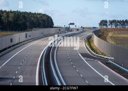 Colbitz, Deutschland. September 2020. Blick auf den neu errichteten Abschnitt der A 14 zwischen Colbitz und Tangerhütte. Am 14. September wird Bundesverkehrsminister Scheuer den acht Kilometer langen Abschnitt offiziell eröffnen. Quelle: Stephan Schulz/dpa-Zentralbild/ZB/dpa/Alamy Live News Stockfoto