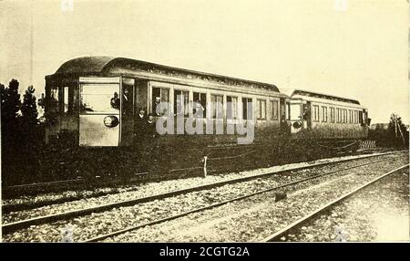 . Die Straßenbahn Zeitschrift . KONTAKTSCHUH AM MOTORWAGEN IN. (5500 mm) lang. Der Durchmesser der beiden Wassertrommeln beträgt 3 Fuß. 7 Zoll (1100 mm), und ihre Länge beträgt 25 Fuß. 7 Zoll (7810 mm). Die Wasserrohre sind geneigt und an jedem Ende in fixiert. STANDARD-MOTOR-UND TRAIL-AUTO doppelt wirkende Luftpumpe unter dem Boden mit dem Kondenser platziert. Diese Riemenscheibe ist für die direkte Verbindung zum Erreger geflanscht. Die Kessel, von denen es acht gibt, sind auch von den zwei Kopfstützen, die von ungefähr rechteckiger Form sind, und die auf der Oberseite in zwei Wasserbeinen termi verbinden Stockfoto