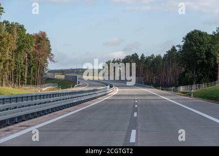 Colbitz, Deutschland. September 2020. Blick auf den neu errichteten Abschnitt der A 14 zwischen Colbitz und Tangerhütte. Am 14. September wird Bundesverkehrsminister Scheuer den acht Kilometer langen Abschnitt offiziell eröffnen. Quelle: Stephan Schulz/dpa-Zentralbild/ZB/dpa/Alamy Live News Stockfoto