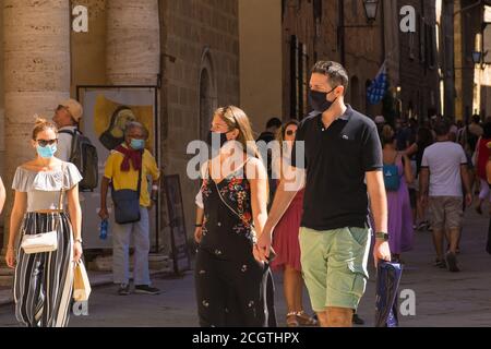 Pienza, Italien - 6. September 2020. Touristen in Pienza in der Toskana, Italien, während der COVID-19 Pandemie. Zu dieser Zeit sind Masken im historischen Zentrum zwanghaft Stockfoto