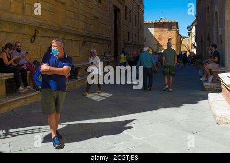 Pienza, Italien - 6. September 2020. Touristen in Pienza in der Toskana, Italien, während der COVID-19 Pandemie. Zu dieser Zeit sind Masken im historischen Zentrum zwanghaft Stockfoto