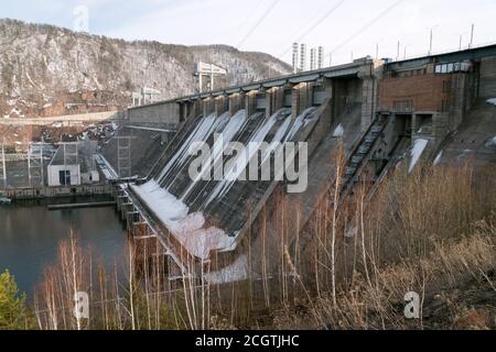 Das Wasserkraftwerk Krasnojarsk, benannt nach dem 50. Jahrestag der Sowjetunion - Wasserkraftwerk am Fluss Jenissei. Stockfoto