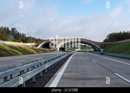 Colbitz, Deutschland. September 2020. Auf dem nördlichen Autobahnausbau 14 steht eine neu gebaute Wildtierbrücke, am 14. September wird Bundesverkehrsminister Scheuer den acht Kilometer langen Abschnitt zwischen Colbitz und Tangerhütte eröffnen. Quelle: Stephan Schulz/dpa-Zentralbild/ZB/dpa/Alamy Live News Stockfoto