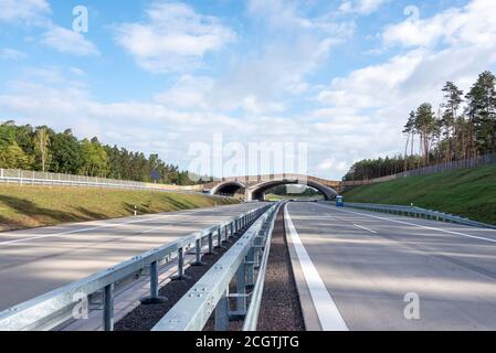 Colbitz, Deutschland. September 2020. Auf dem nördlichen Autobahnausbau 14 steht eine neu gebaute Wildtierbrücke, am 14. September wird Bundesverkehrsminister Scheuer den acht Kilometer langen Abschnitt zwischen Colbitz und Tangerhütte eröffnen. Quelle: Stephan Schulz/dpa-Zentralbild/ZB/dpa/Alamy Live News Stockfoto