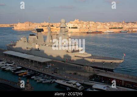 Der Zerstörer Andrea Doria (D553) der italienischen Marine oder Marina Miltare in Maltas Grand Harbour bei Sonnenuntergang Stockfoto