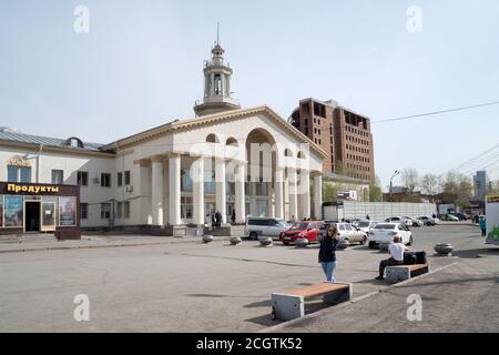 Das Gebäude des ehemaligen ersten Stalin-Ära Flughafen im Jahr 1954 mit Fahrzeugen auf dem Platz vor ihm in der Stadt Krasnojarsk gebaut. Russland. Stockfoto