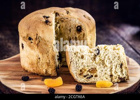 Traditioneller Weihnachtspanettone mit Rosinen und Nüssen, brasilianische und italienische Weihnachtstradition Stockfoto