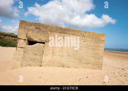 Alte Betonkiste am Strand Stockfoto