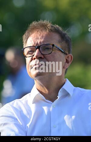 Wien, Österreich. September 2020. Grün (Grüne Partei Österreich) Wiens Wahlkampf für Bürgermeisterwahlen am 11. Oktober 2020 im Sigmund Freud Park. Gesundheitsminister Rudi Anschober. Stockfoto