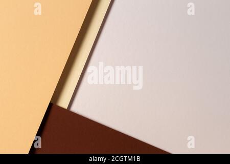 Abstrakte Farbpapiere Geometrie flach Lay Komposition Hintergrund mit braunen, gelben, beige Farbtöne Stockfoto