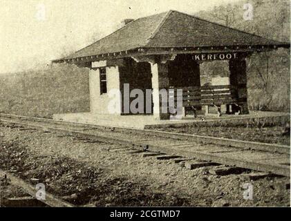 . Elektrische Eisenbahn Zeitschrift . orm. Beim Bau einer dieser stationendie Stahllatte wird auf dem Boden montiert. Das Ex-terior der Leiste wird mit Zement verputzt und danach wird die Mitte oder der Kern jeder Wand wird gegossen werden.das Dach ist entworfen, um zu einem 4-Zoll-Kanalisationsfliesendurch den mittleren Teil der sich kreuzenden Wände und unter der Plattform einen ausreichenden Abstand von zu entleeren Die Strecke. Einer der Hauptvorteile dieses mittig abfliessenden Daches ist, dass fallingwater bei wartenden Passagieren nicht aus den Traufen tropft. Die Brücken A Stockfoto