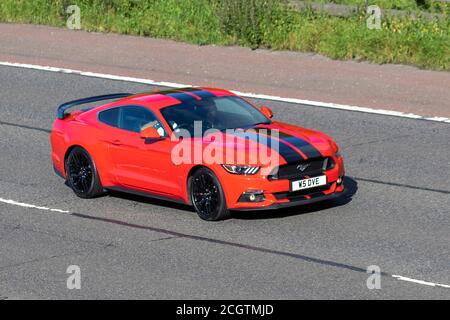 2016 Red Ford Mustang GT Auto; Fahrzeuge mit Verkehrsbehinderungen, Fahrzeuge, die Fahrzeuge auf britischen Straßen fahren, Motoren, Fahrzeuge auf dem Autobahnnetz der Autobahn M6 Stockfoto