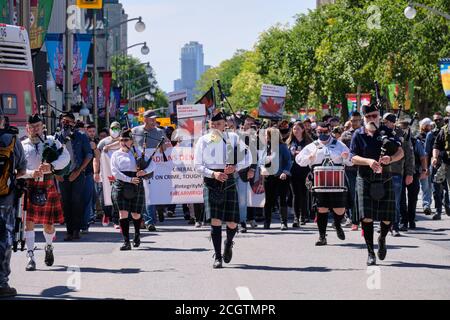 Ottawa, Kanada. September 2020. Integrity March organisiert von der Canadian Coalition for Firearm Rights (CCFR), einem protestmarsch gegen Bill C-71, der die Vorschriften über Waffenbesitz in Kanada verschärfen soll. Schätzungsweise drei- bis fünftausend Menschen gingen durch die Straße zum Parliament Hill. Die Ziele des CCFR sind es, die Aufmerksamkeit auf die Sache zu lenken, Waffenbesitzer zu motivieren und zu vereinen und ein Gespräch über die Ungerechtigkeit und Unwirksamkeit von Waffenverboten zu provozieren. Stockfoto