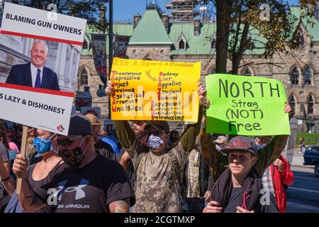 Ottawa, Kanada. September 2020. Integrity March organisiert von der Canadian Coalition for Firearm Rights (CCFR), einem protestmarsch gegen Bill C-71, der die Vorschriften über Waffenbesitz in Kanada verschärfen soll. Schätzungsweise drei- bis fünftausend Menschen gingen durch die Straße zum Parliament Hill. Die Ziele des CCFR sind es, die Aufmerksamkeit auf die Sache zu lenken, Waffenbesitzer zu motivieren und zu vereinen und ein Gespräch über die Ungerechtigkeit und Unwirksamkeit von Waffenverboten zu provozieren. Stockfoto