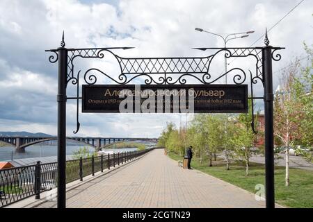 Schild "Alexander Boulevard" am Ufer des Flusses Jenissei in der Stadt Krasnojarsk. Russland. Stockfoto