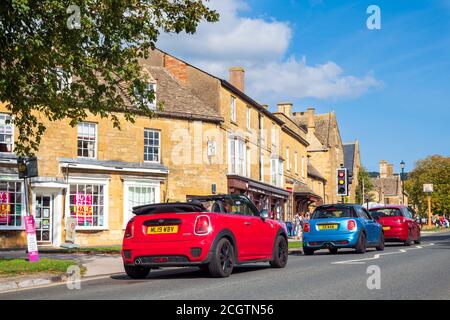 Broadway Cotswolds Dorf beliebt bei Touristen an einem sonnigen Tag. Broadway, Worcestershire, England, Großbritannien. Stockfoto