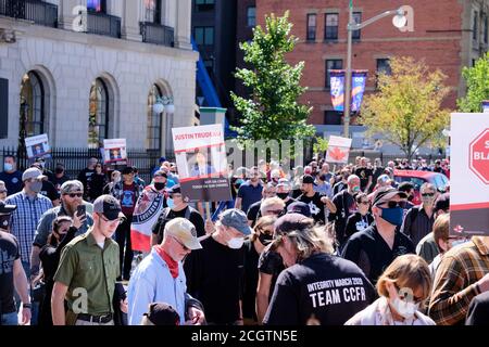 Ottawa, Kanada. September 2020. Integrity March organisiert von der Canadian Coalition for Firearm Rights (CCFR), einem protestmarsch gegen Bill C-71, der die Vorschriften über Waffenbesitz in Kanada verschärfen soll. Schätzungsweise drei- bis fünftausend Menschen gingen durch die Straße zum Parliament Hill. Die Ziele des CCFR sind es, die Aufmerksamkeit auf die Sache zu lenken, Waffenbesitzer zu motivieren und zu vereinen und ein Gespräch über die Ungerechtigkeit und Unwirksamkeit von Waffenverboten zu provozieren. Stockfoto