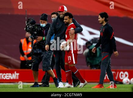 Mohamed Salah (rechts) von Liverpool (rechts) umarmt den Manager Jurgen Klopp mit dem Matchball, nachdem er im Premier League-Spiel in Anfield, Liverpool, einen Hattrick erzielt hatte. Stockfoto