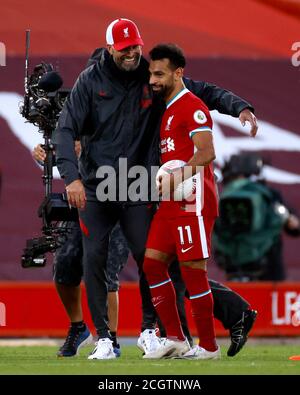 Mohamed Salah (rechts) von Liverpool (rechts) umarmt den Manager Jurgen Klopp mit dem Matchball, nachdem er im Premier League-Spiel in Anfield, Liverpool, einen Hattrick erzielt hatte. Stockfoto