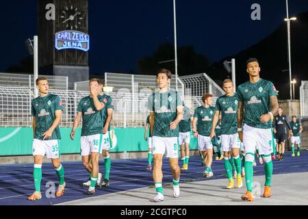 Jena, Deutschland. September 2020. Fußball: DFB Cup, FC Carl Zeiss Jena - Werder Bremen, 1. Runde. Werders Spieler kommen ins Stadion. Kredit: Jan Woitas/dpa-Zentralbild/dpa - WICHTIGER HINWEIS: Gemäß den Bestimmungen der DFL Deutsche Fußball Liga und des DFB Deutscher Fußball-Bund ist es untersagt, im Stadion und/oder aus dem Spiel aufgenommene Aufnahmen in Form von Sequenzbildern und/oder videoähnlichen Fotoserien zu nutzen oder auszunutzen./dpa/Alamy Live News Stockfoto