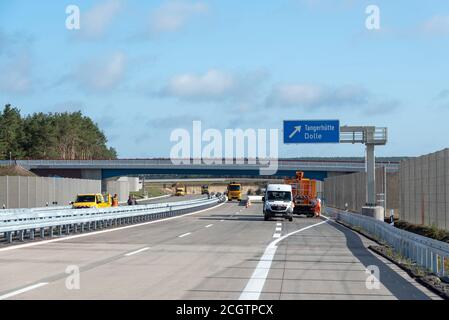 Dolle, Deutschland. September 2020. Blick auf den neu errichteten Abschnitt der A14 zwischen Colbitz und Tangerhütte. Am 14. September wird Bundesverkehrsminister Scheuer offiziell einen neu errichteten acht Kilometer langen Abschnitt zwischen Colbitz und Tangerhütte eröffnen. Quelle: Stephan Schulz/dpa-Zentralbild/ZB/dpa/Alamy Live News Stockfoto