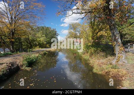 Washington Crossing, NJ: Der Delaware Canal Towpath, ein National Recreation Trail, verläuft entlang eines Kanals aus dem 19. Jahrhundert, der für den Transport von Kohle gebaut wurde. Stockfoto