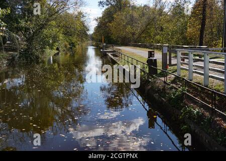 Washington Crossing, NJ: Der Delaware Canal Towpath, ein National Recreation Trail, verläuft entlang eines Kanals aus dem 19. Jahrhundert, der für den Transport von Kohle gebaut wurde. Stockfoto