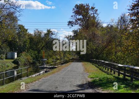 Washington Crossing, NJ: Der Delaware Canal Towpath, ein National Recreation Trail, verläuft entlang eines Kanals aus dem 19. Jahrhundert, der für den Transport von Kohle gebaut wurde. Stockfoto