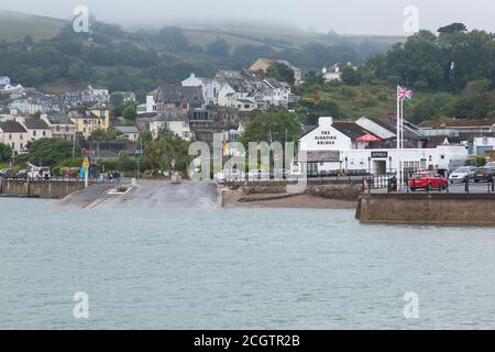 The Floating Bridge Pub und Higher Ferry Terminal, Dartmouth, Devon, England, Großbritannien. Stockfoto