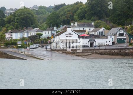 The Floating Bridge Pub und Higher Ferry Terminal, Dartmouth, Devon, England, Großbritannien. Stockfoto