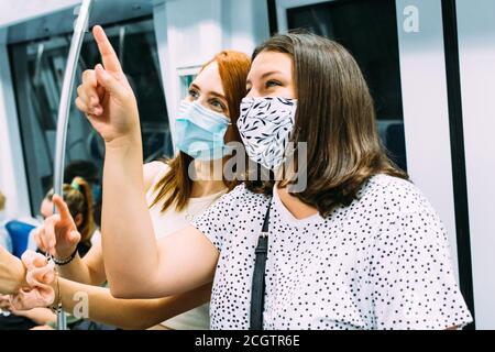 Zwei junge Touristen in der U-Bahn während ihrer Ferien Stockfoto