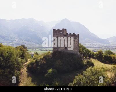 Burgruine Wartau ragt über dem Rheintal in Werdenberg im Kanton St. Gallen, Schweiz Stockfoto