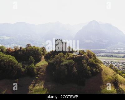 Burgruine Wartau ragt über dem Rheintal in Werdenberg im Kanton St. Gallen, Schweiz Stockfoto