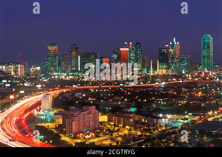 Autobahn-Ampel Kreisen Dallas Skyline in der Abenddämmerung Stockfoto
