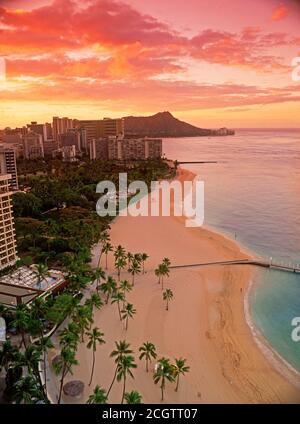 Waikiki Beach und Diamond Head mit Stränden, Palmen und Hotels bei Sonnenaufgang in Honolulu auf Oahu Island Hawaii Stockfoto